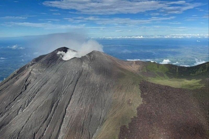 Kanlaon Volcano emits ash anew