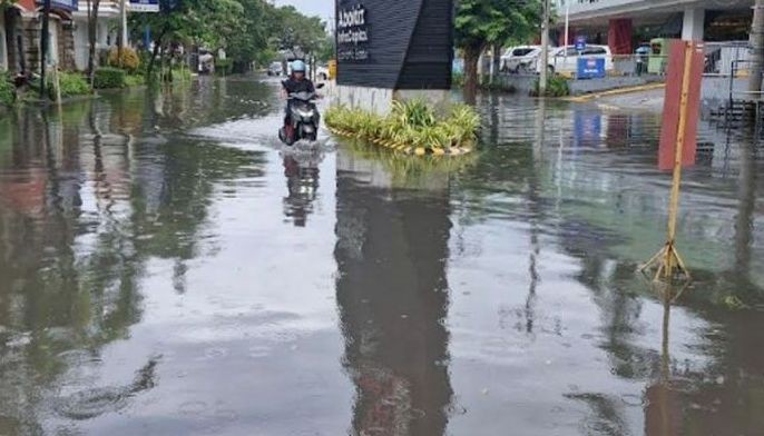 In Lapu-Lapu City: Torrential rains trigger flood, monstrous traffic
