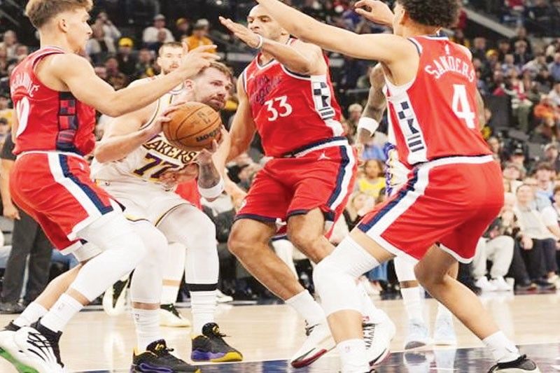 Leonard binuhat ang Clippers