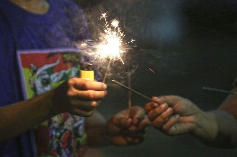 2 bata nasabugan ng paputok!