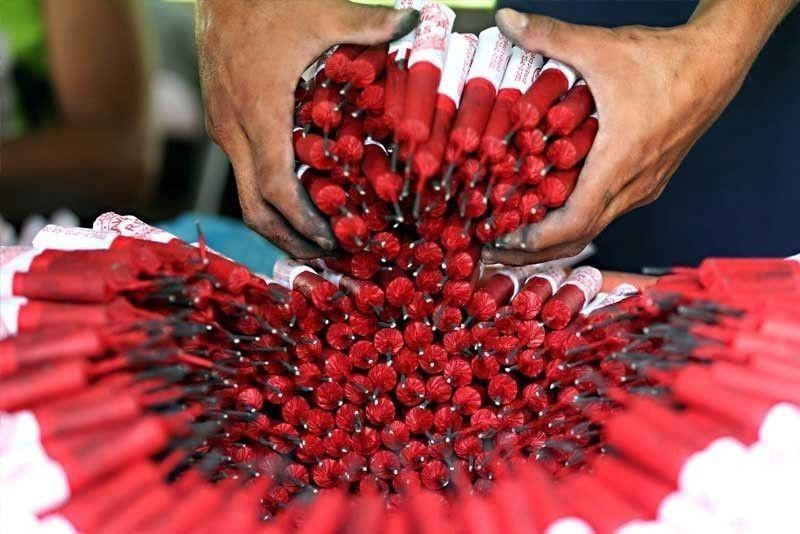 Tindahan ng paputok, sumabog: 2 dedo, 8 sugatan