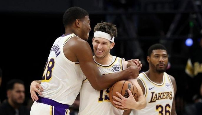 Reaves&rsquo; calf injury adds to Lakers woes