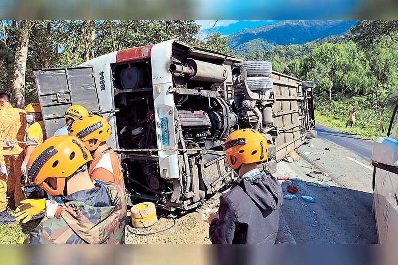 6 dead, 33 injured in 3 road accidents