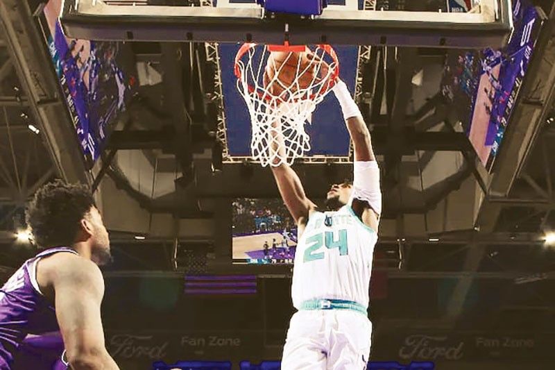 Jazz minasaker ng Hornets