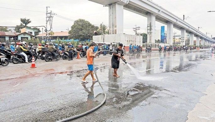 Tanker truck crashes in Manila