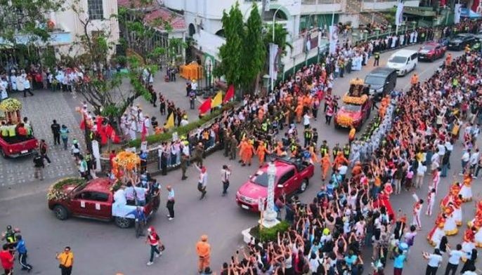 Traslacion draws huge crowd