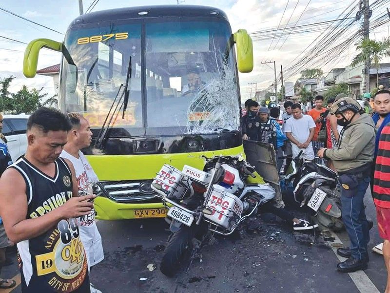 Karambola, polis patay sa bus