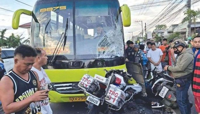 Karambola, polis patay sa bus