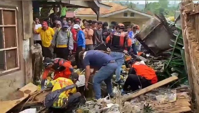Truck tumaob: 5 trabahador ng farm dedo!