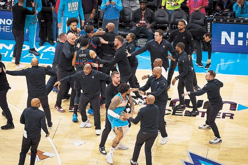 Basket-Brawl in Charlotte