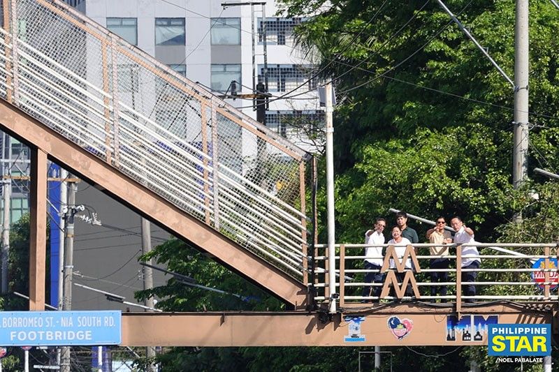 Mat Kamuning ‘Mt. Kamuning’ footbridge inakyat ni Marcos Jr. | Pang-Masa