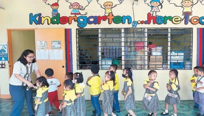 DepEd eyes 4 on-site school days, 1 online scheme