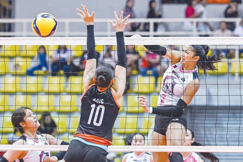 Akari dumikit sa top 4