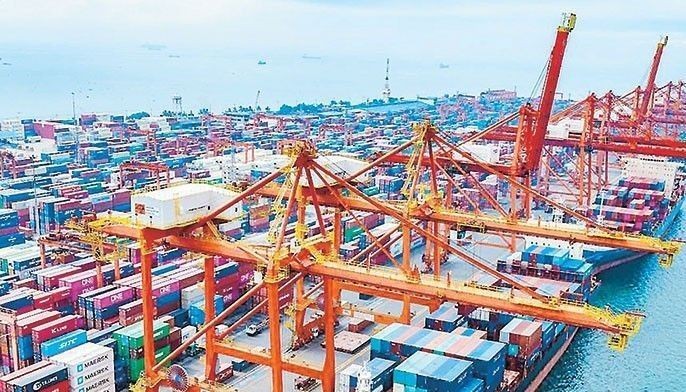 Exporters reduce work days amid rising costs