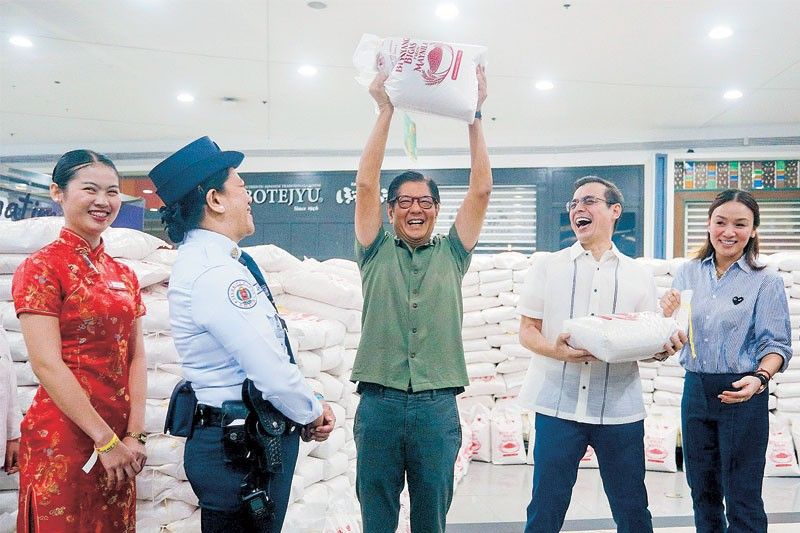 Marcos lifts sack of rice to dispel health rumors anew