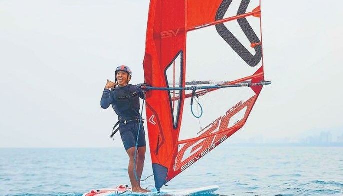 Castillo sails to silver