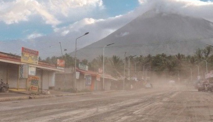 Marcos orders opening of roads for aid to reach ash-hit Albay towns