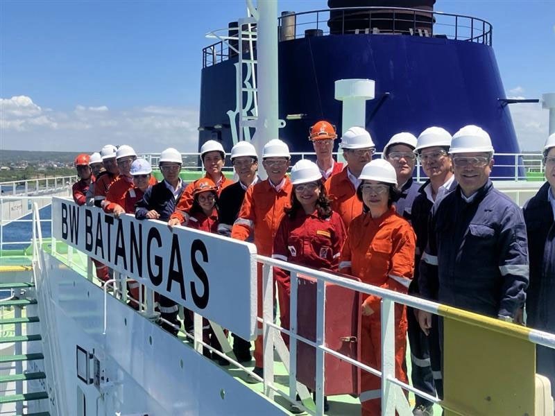 Kishida visits Batangas LNG Terminal