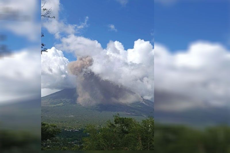 Mt. Mayon muling nagbuga ng makapal na abo, lava umagos
