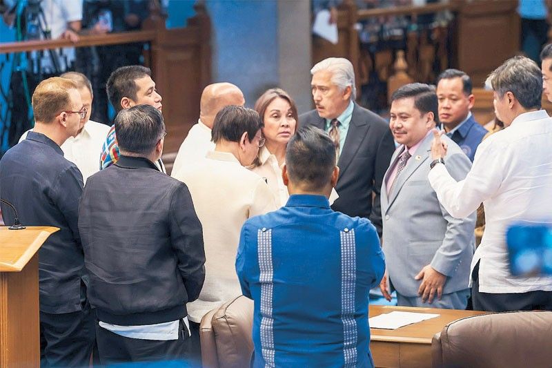 Minority senators urge Dela Rosa to surrender