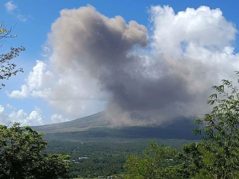 Mayon muling nagbuga ng makapal na abo