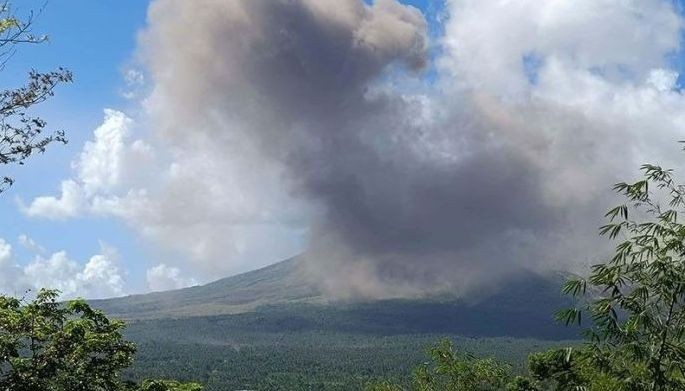 Mayon muling nagbuga ng makapal na abo