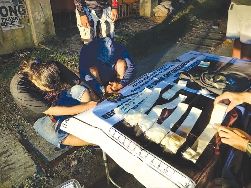 Duha ka HVI vs illegal nga drugas nangadakpan