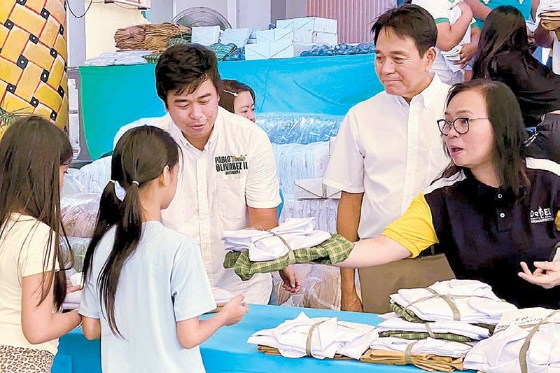 Parañaque public school students get free uniforms, shoes