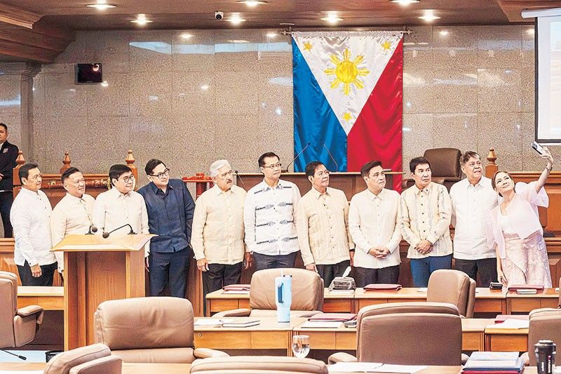 Minority senators to Cayetano: Resign