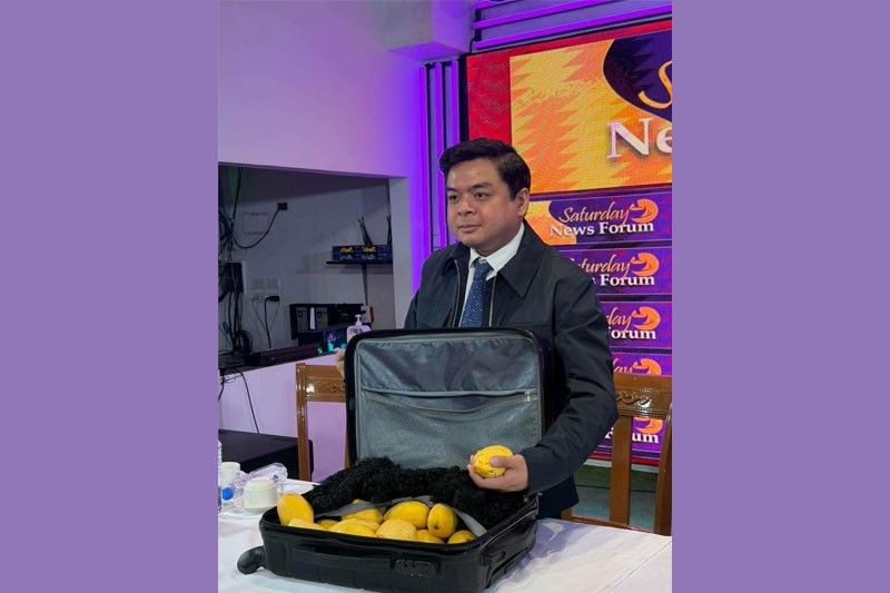 Ridon nagbitbit ng maleta na puno ng mangga, peluka