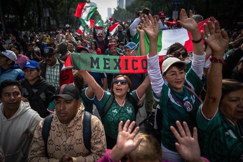 'So many of us!' Mexicans attempt world's biggest human wave