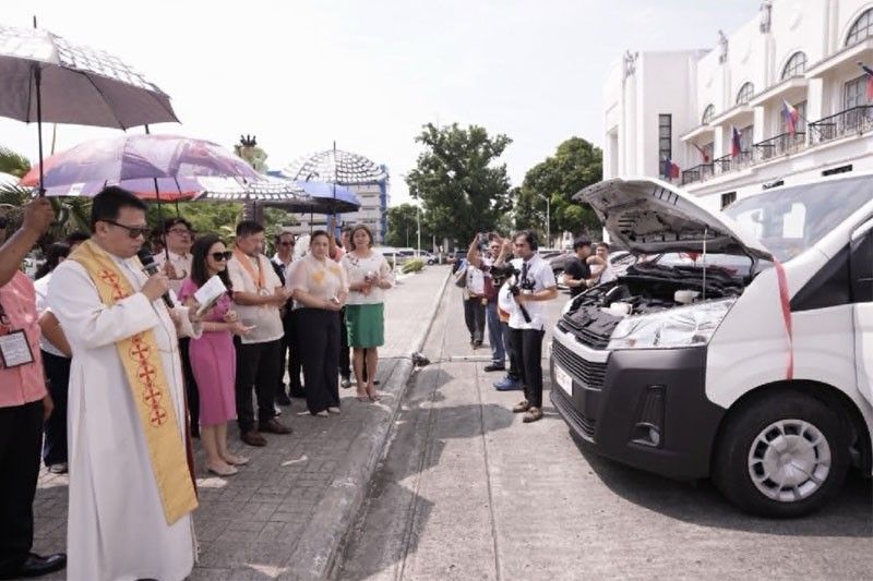 Quezon government tumanggap ng 2 ambulansya mula sa PCSO