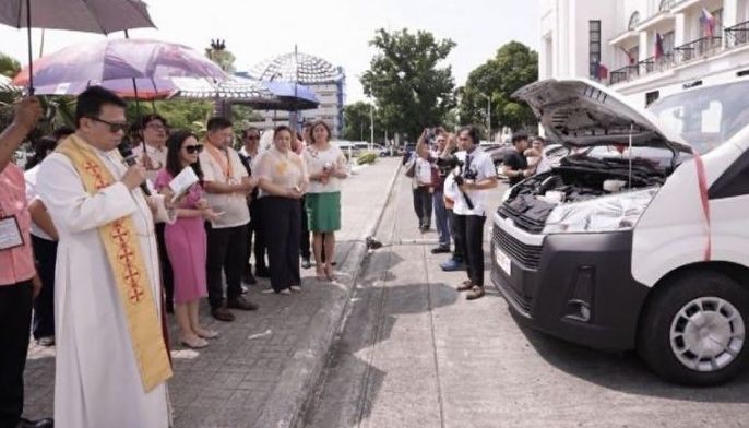 Quezon government tumanggap ng 2 ambulansya mula sa PCSO