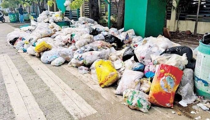 Baste itinapon mga basura sa tapat ng DENR