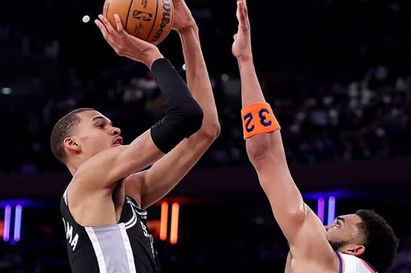 Wemby binato ng itlog ng isang Knicks fan