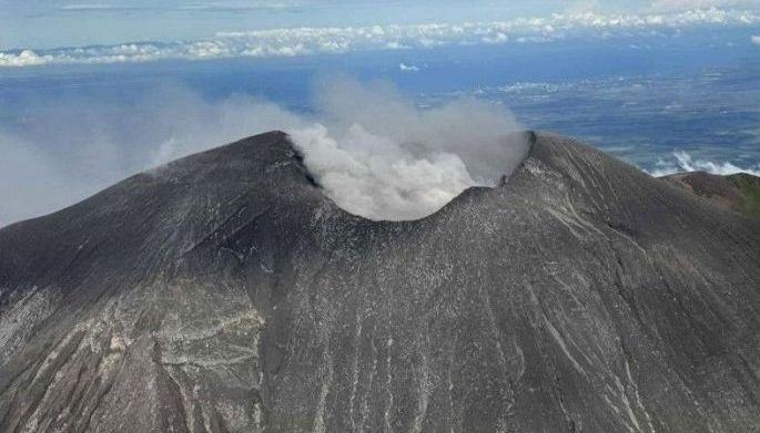 Kanlaon spews ash anew