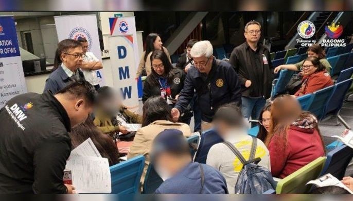 24 Pinoys held in Russia back in Philippines