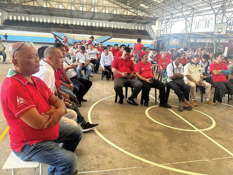 Taxi drivers nihangyo sa pagsuspenso sa pag-isyu og prangkisa sa TNVS