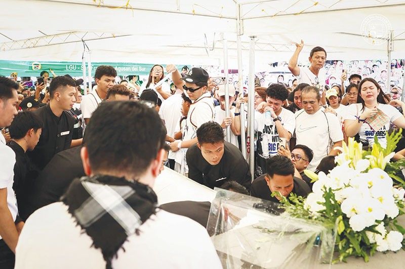 Luha, bumaha sa libing ni Rene
