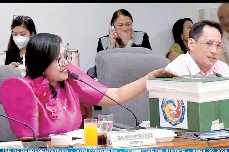 House prosecutors seek opening of Sara’s tax records