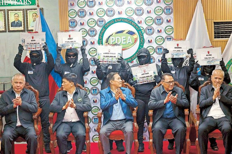 18 drug informants receive P9.66 milllion