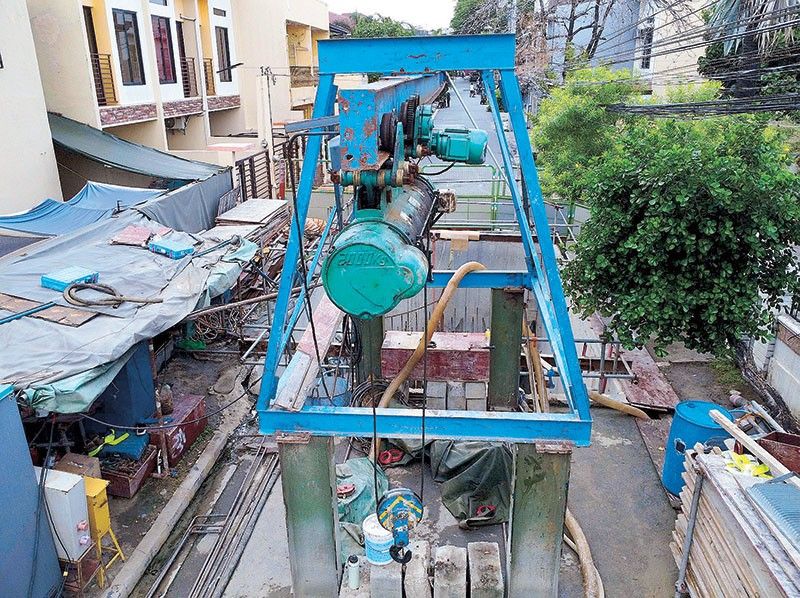 Las Pi&Atilde;&plusmn;as excavation site collapses; 2 dead