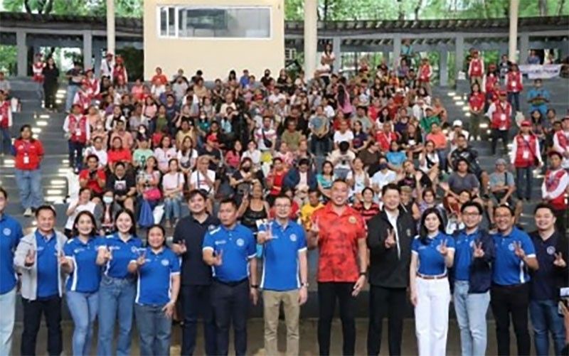 Valenzuela residents receive free rice