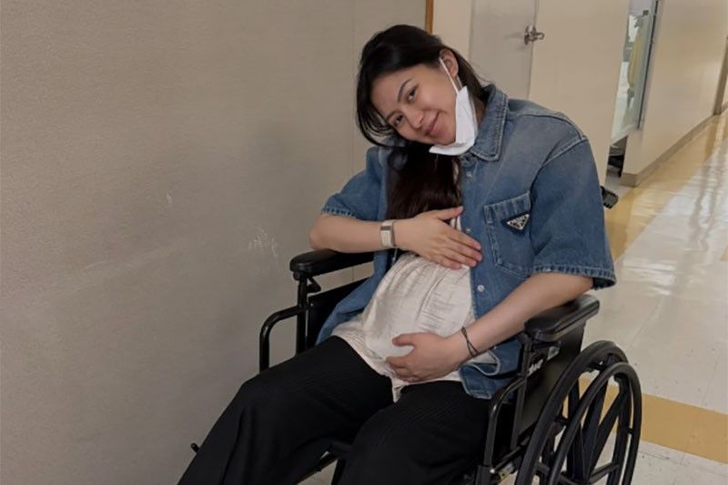 Alex, idinisplay ang malaking baby bump!