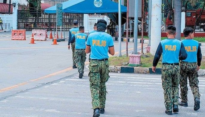 Police patrol the Senate premises in Pasay yesterday.