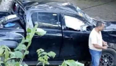 Pickup truck pumutok gulong, sumirko: 2 patay, 11 sugatan