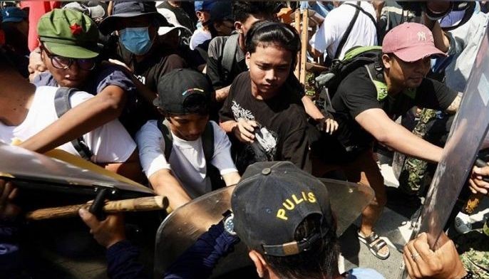 Few protesters on Day 1 of impeachment trial