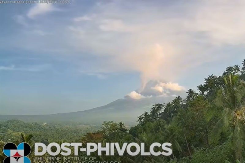 Ashfall hits areas near Mayon Volcano