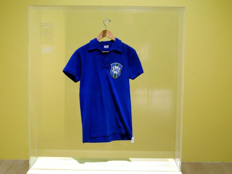 Pele's World Cup jersey fetches $4.9 million at US auction