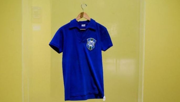 Pele's World Cup jersey fetches $4.9 million at US auction